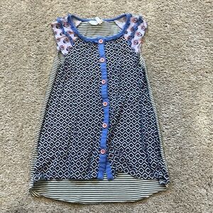 Tank top size 8 girls has buttons in the front great quality no stains